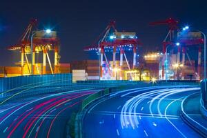 een nacht logistiek kraan en verkeer jam in tokyo lang schot foto