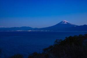 een dageraad landschap van mt fuji in de buurt suruga kust in shizuoka foto