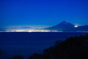 een dageraad landschap van mt fuji in de buurt suruga kust in shizuoka foto