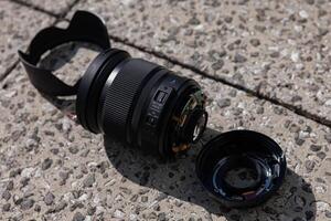 een gebroken lens Aan de straat zonnig dag handheld foto