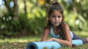 ai gegenereerd een tiener- meisje van zuidoosten Azië, met een gefocust uitdrukking en een yoga mat, is beoefenen yoga in een park in Bali, Indonesië foto