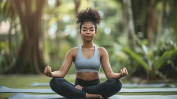 ai gegenereerd een tiener- meisje van zuidoosten Azië, met een gefocust uitdrukking en een yoga mat, is beoefenen yoga in een park in Bali, Indonesië foto