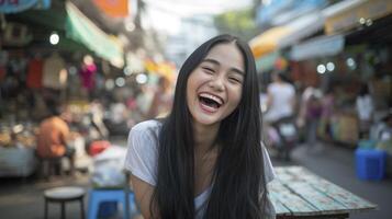 ai gegenereerd een jong Aziatisch vrouw in haar vroeg jaren '20, met lang zwart haar- en amandelvormig ogen, is lachend hartelijk terwijl zittend in een bruisend straat markt in Bangkok foto