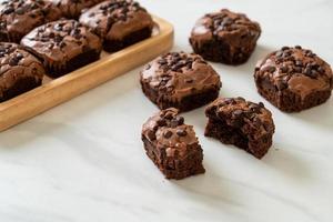 donkere chocolade brownies gegarneerd met chocoladeschilfers foto