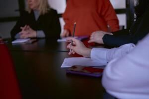 notebooks Aan de tafel gedurende een vergadering in de kantoor foto