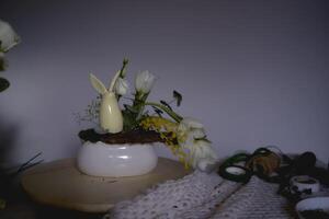 instrument en werkruimte van een bloemist maken decoraties en bloemen regelingen voor Pasen foto