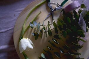 instrument en werkruimte van een bloemist maken decoraties en bloemen regelingen voor Pasen foto