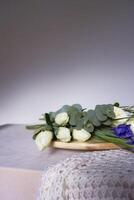 de bloemen liggen Aan de bloemist houten staan Aan de tafel tot ze zijn gemaakt in een bloem arrangement foto