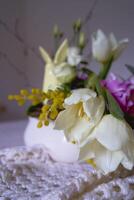 Pasen bloem arrangement met een keramisch konijn in een minimalistische stijl foto