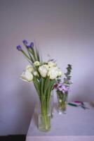 transparant vazen met bloemen Aan de tafel foto