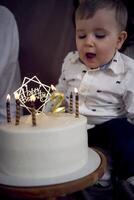 emotioneel ouders kijk maar net zo hun zoon slagen uit de kaarsen Aan de verjaardag taart foto