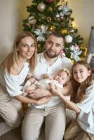 familie vieren nieuw jaar vooravond Bij huis foto