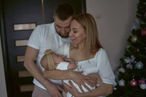 ouders houden een baby Bij huis foto