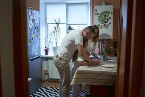 familie kookt croissants in de keuken foto