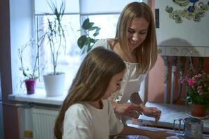 familie kookt croissants in de keuken foto