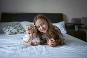 tiener meisje met haar baby zus foto