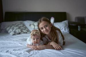 tiener meisje met haar baby zus foto