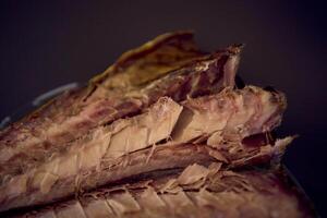 de werkwijze van ontleden heet gerookt gouden paard makreel met klein messen foto