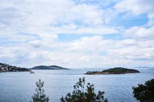 visie van de baai en eilanden van prins eiland in Istanbul foto