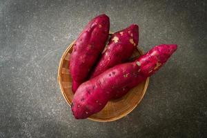 Japanse zoete aardappelen op mand foto