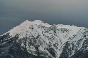 Sotsji berg pieken spectaculair mistig visie met mooi verlichting foto