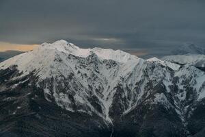 Sotsji berg pieken spectaculair mistig visie met mooi verlichting foto