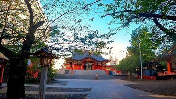 shinjuku, Tokio, Japan. hanazono altaar, een altaar staand in de midden- van de stad. het bestond in 1590, de jaar tokugawa ieyasu ingevoerde tokyo foto