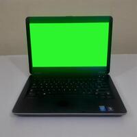 groen scherm laptop - voorraad foto