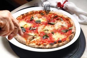 stap voor stap gids Aan hoe naar eten authentiek Napolitaans pizza met uw handen foto