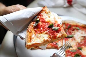 stap voor stap gids Aan hoe naar eten authentiek Napolitaans pizza met uw handen foto