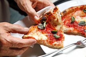 stap voor stap gids Aan hoe naar eten authentiek Napolitaans pizza met uw handen foto