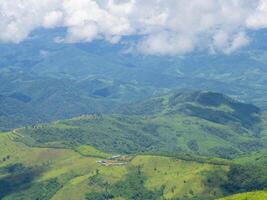 toneel- visie landschap van bergen in noordelijk Thailand foto