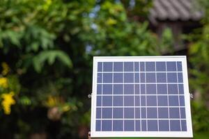 klein grootte zonne- cel panelen in de tuin. installatie fotovoltaïsche voor het verstrekken van licht Bij nacht foto