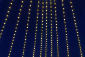 feestelijk hangende LED slingers tegen de achtergrond van de nacht lucht. foto