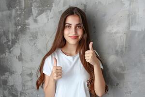 Kaukasisch meisje in wit overhemd geeft duimen omhoog voor kwaliteit. foto