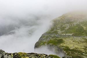 hydnefossen waterval hydna rivier op veslehodn veslehorn berg, hemsedal, noorwegen. foto
