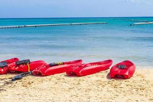 rode kano's bij tropisch strandpanorama playa del carmen mexico. foto