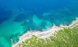 prachtige kust strand drone landschap panorama kan picafort mallorca spanje. foto