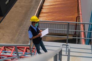 ingenieurs bewaken en controleren werkzaamheden in het bouwgebied. foto
