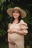 zwangere vrouwen reizen gelukkige resortvakanties