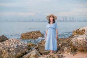 zwangere vrouwen reizen fijne feestdagen zonsondergang strand achtergrond foto