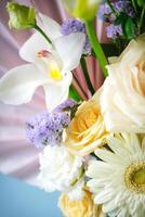 boeket van bloemen in vaas Aan tafel foto