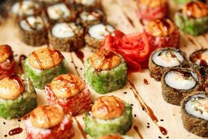 overvloedig sushi schotel Aan houten tafel foto