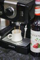 espresso machine met kop van koffie foto