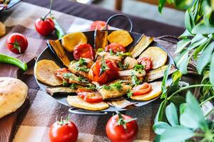 vers bord van voedsel met tomaten en geassorteerd groenten foto