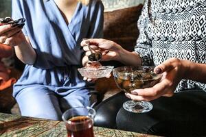 groep van mensen zittend in de omgeving van een tafel met drankjes foto