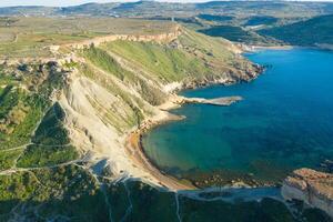 antenne visie van natuur landschap van ghajn tuffieha baai.malta eiland foto