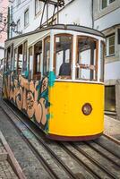 romantisch geel tram - hoofd symbool van Lissabon, Portugal foto