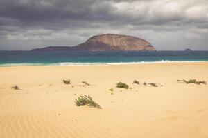 een visie van playa de las concha's, een mooi strand Aan la graciosa, een klein eiland in de buurt lanzarote, kanarie eilanden, in de midden- van de atlantic oceaan. foto