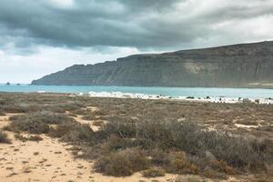 famara kliffen in Lanzarote van isla graciosa, kanarie eilanden, Spanje. foto